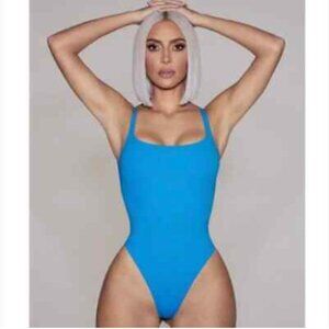 SKIMS FITS EVERYBODY SQUARE NECK BODYSUIT | MYKONOS